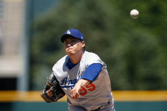 류현진(로스앤젤레스 다저스)이 31일(현지시간) 미국 콜로라도주 덴버 쿠어스필드에서 열린 2019 메이저리그(MLB) 콜로라도 로키스전에서 1회에 힘차게 공을 던지고 있다. 선발 등판한 류현진은 6이닝 동안 안타 3개와 볼넷 1개를 주고 무실점을 기록, '투수들의 무덤' 쿠어스필드에서 첫 무실점 투구에 성공했다. 그러나 0-0으로 맞선 7회 말 페드로 바에스에게 배턴을 넘기면서 자신의 승리는 챙기지 못하고 팀 승리에 발판을 놓는 데 만족해야 했다.                                               USA투데이스포츠=연합뉴스